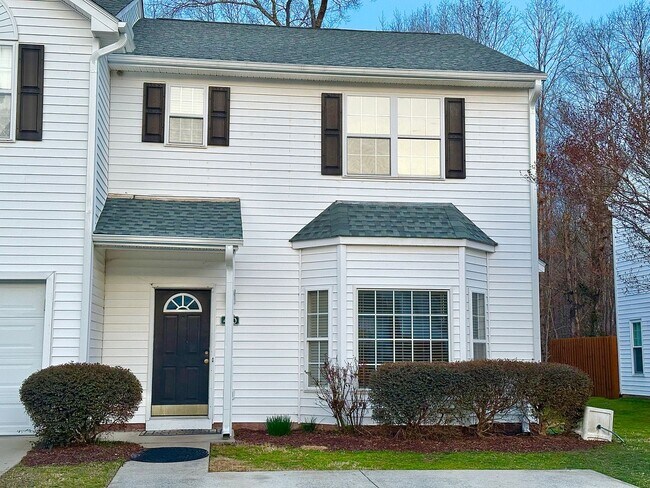 Foto del edificio - Charming Townhouse in Prime Morrisville Location!