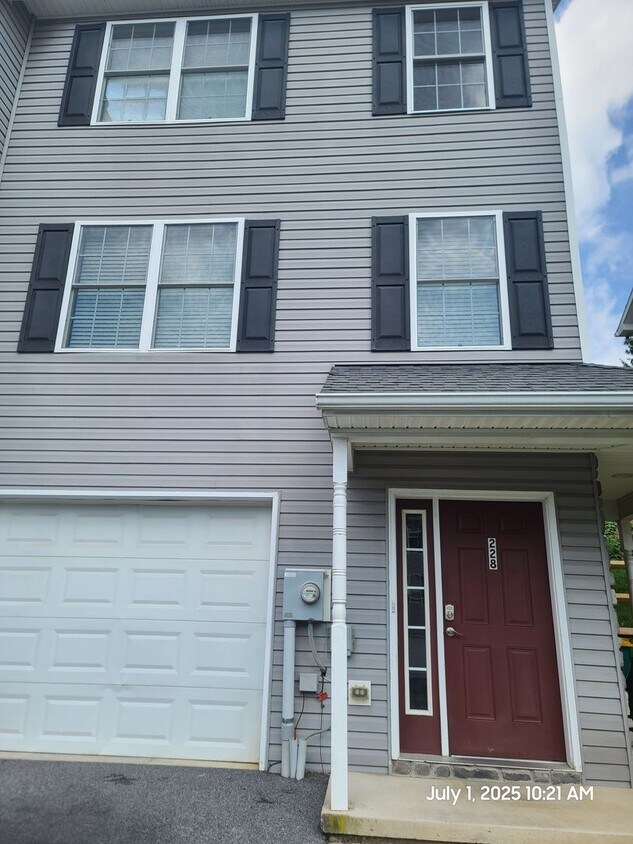 Foto principal - End Unit Town Home in Waynesboro, PA!