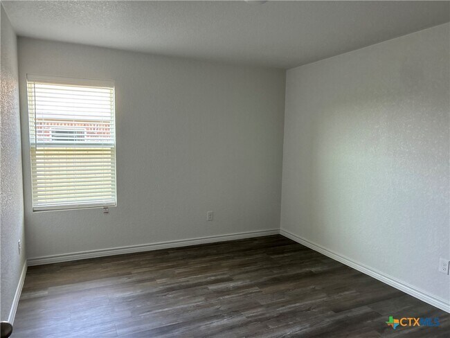 Building Photo - 113 Dolphin Dr