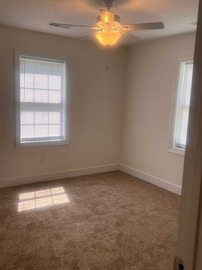 Foto del edificio - Three Bedroom Two Bathroom House