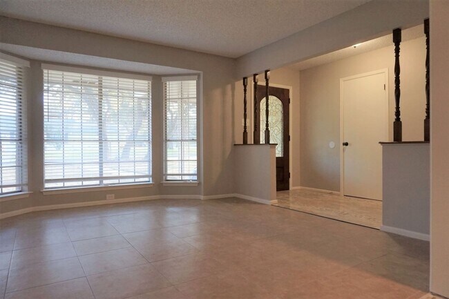 Foto del edificio - RENOVATED 3-BEDROOM HOME IN HOLLYWOOD PARK