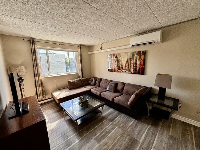 Photo du bâtiment - 360 Tecumseh Rd W