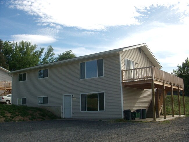 Building Photo - Pet Friendly duplex