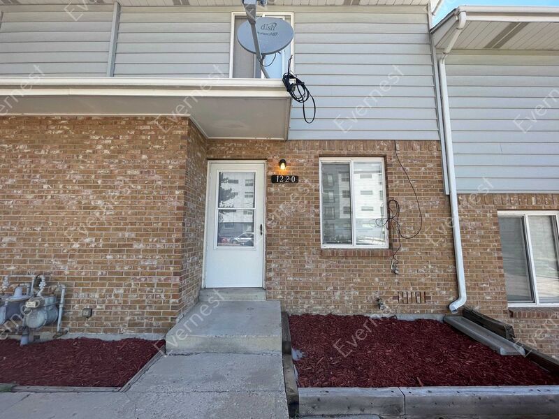Primary Photo - 1220 Benton St