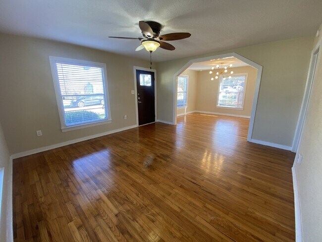 Building Photo - Adorable 3-bedroom, 1-bathroom home in the...