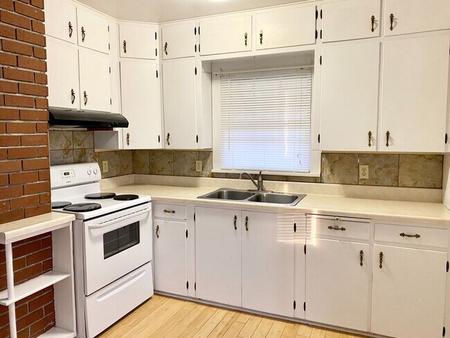 Foto del edificio - 1 bedroom home w/ fenced in yard