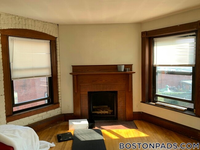 Building Photo - 849 Beacon St