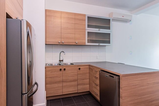 Building Photo - 6670 Rue Jeanne-Mance
