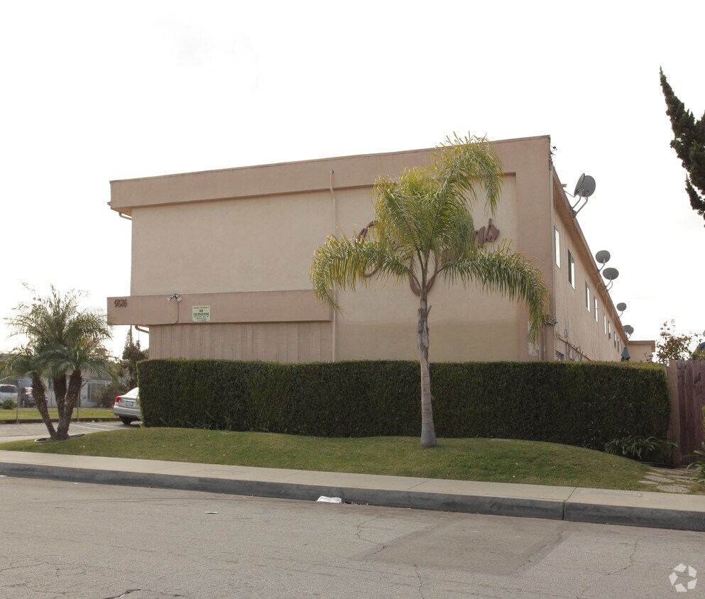 Building Photo - Oak Villas