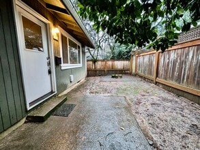 Building Photo - 1806 SE Sherrett St