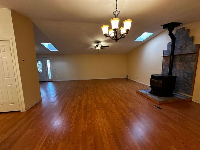 Foto del edificio - Lots of space in this four bedroom plus den!