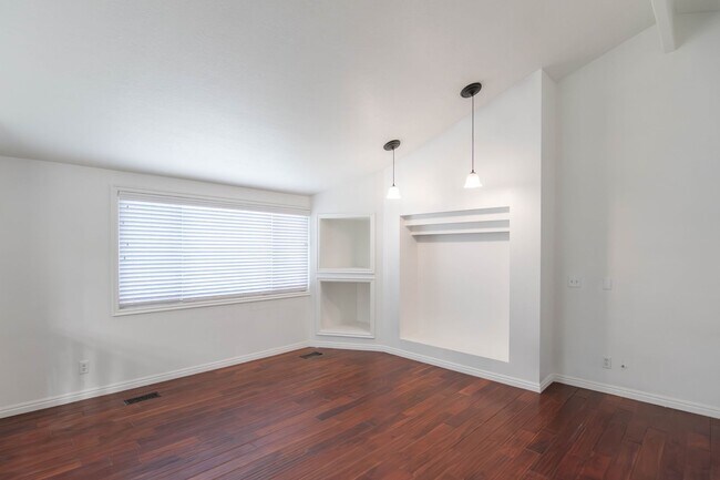 Foto del edificio - Charming 3-Bedroom Home with Spacious Fenced Yard in Prime Location