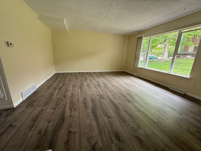 Building Photo - 3 bed 2.5 bath townhome