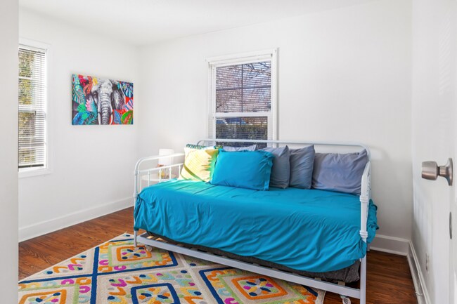 Foto del edificio - 2342 E 66th St