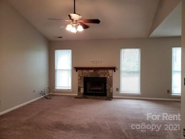 Building Photo - 3 Bedroom home in Iron Station