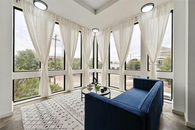 Foto del edificio - 2124 E 6th St