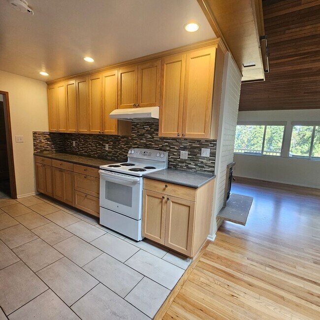 Foto del edificio - Private Bainbridge Island Retreat with Acreage & Modern Comforts