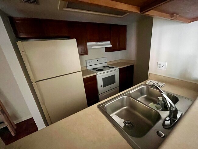 Building Photo - 100 Aurora St