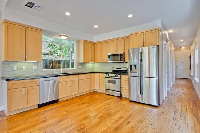 Building Photo - Beautiful 3BR 3BA Home in Mountain View