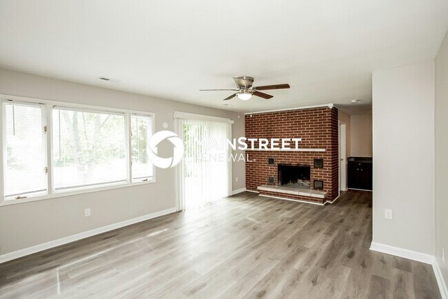 Building Photo - 3 Bedroom Pet-Friendly Home in Indianapolis, IN with Main Street Renewal