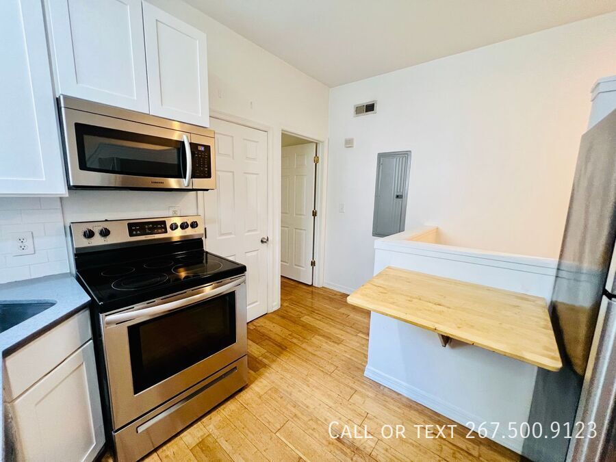 Foto principal - Great Location Renovated Two Bedroom Unit .