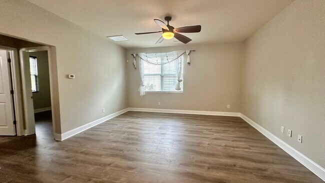 Foto del edificio - 4826 Hawkins Dr