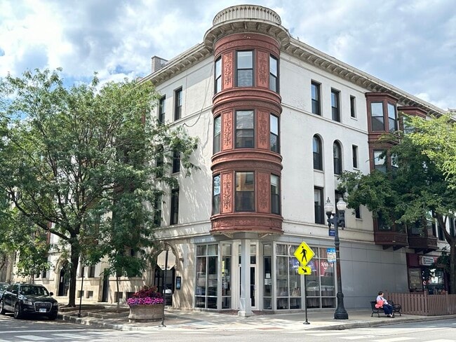 Building Photo - 605 W Surf St