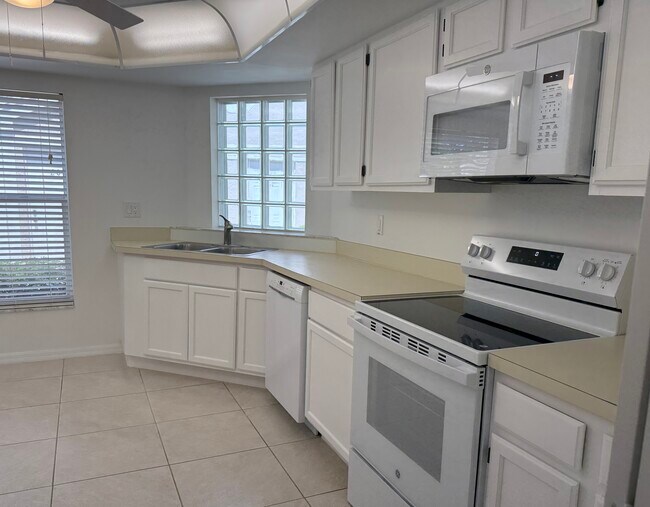 Building Photo - 9836 Luna Cir