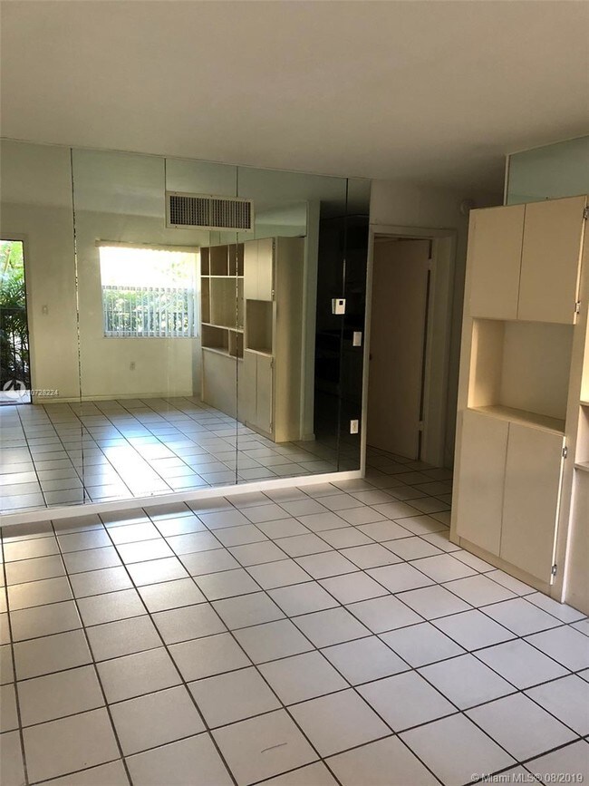 Building Photo - 465 S Royal Poinciana Blvd