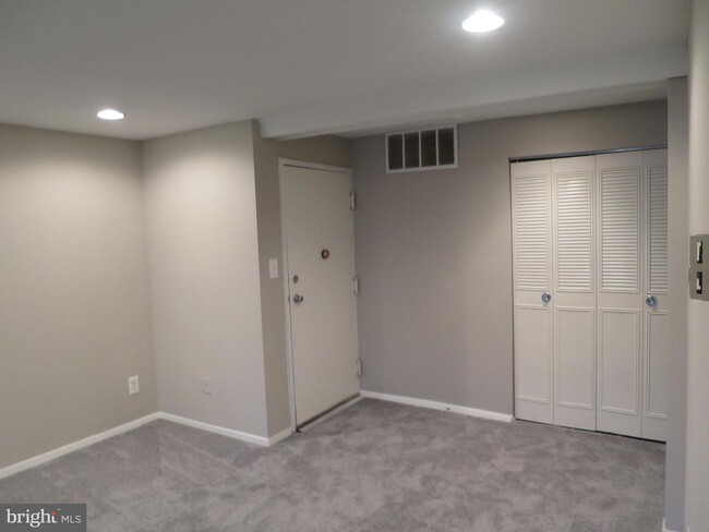 Building Photo - 3323 Huntley Square Dr