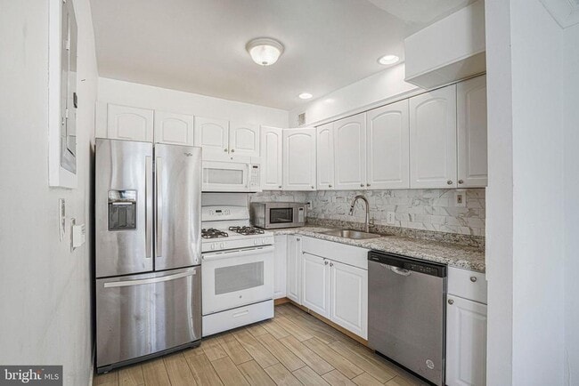 Building Photo - 95 E Wayne Ave