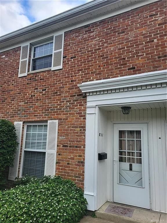 Foto del edificio - 851 Clareridge Ln
