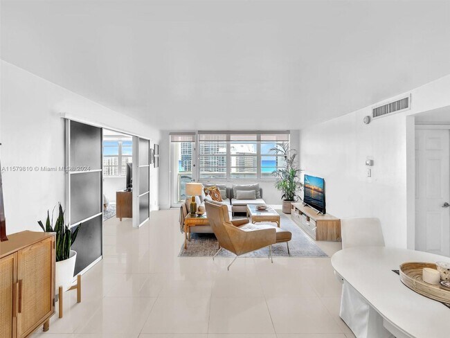 Foto del edificio - 6770 Indian Creek Drive Unit 15P