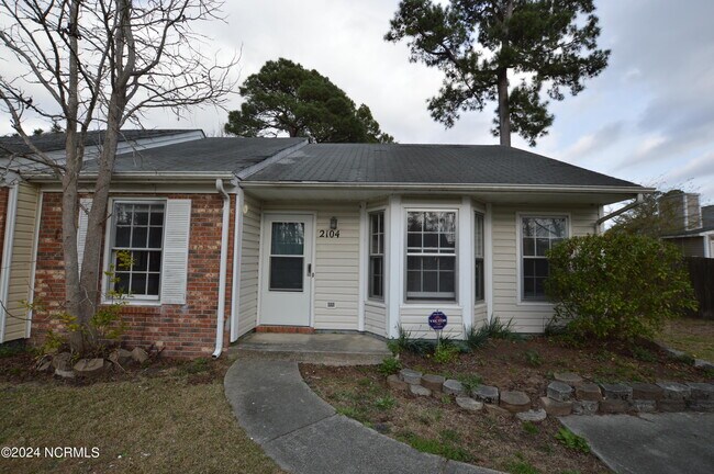 Building Photo - 2104 Rolling Ridge Dr