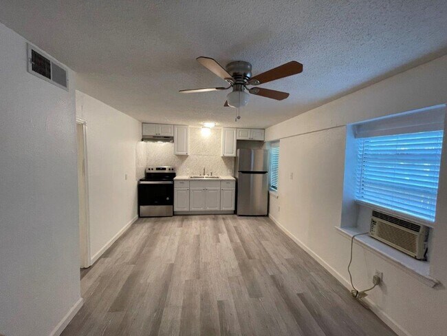 Foto del edificio - 1 bed downstairs unit with courtyard, laundry access,brand new appliances, paint and flooring, in...