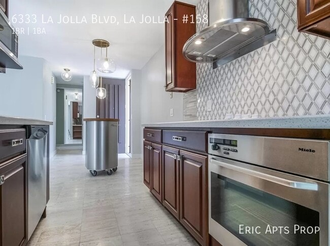 Building Photo - La Jolla Village 1-bedroom, 1-bathroom Unit