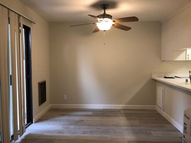 Building Photo - Downstairs 2/2 Remodeled Condo in Sunwood ...