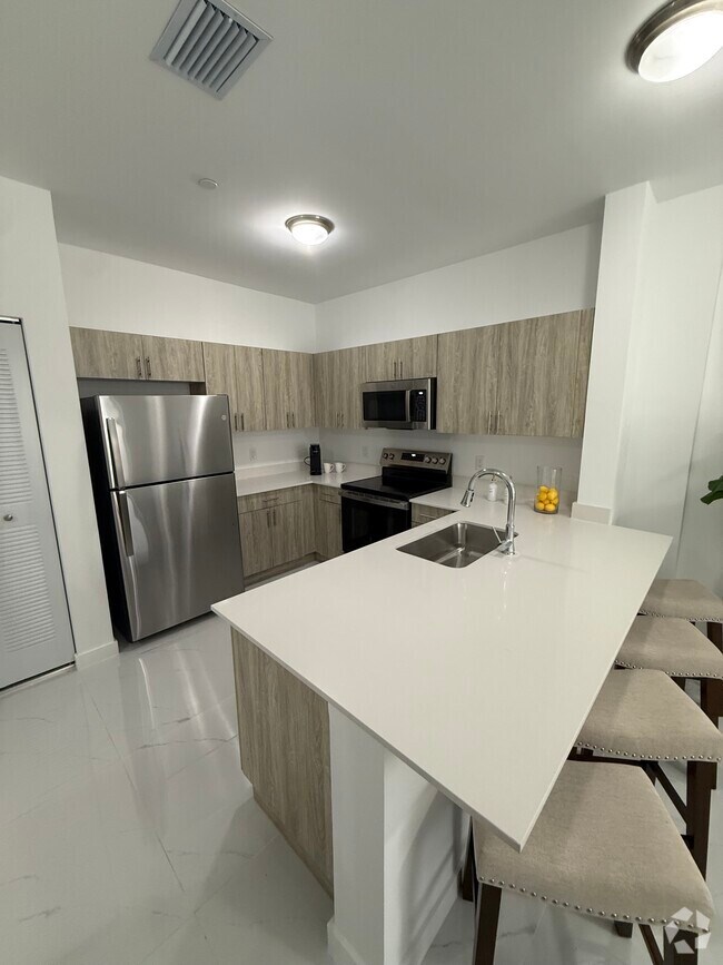 Building Photo - 810 SW 71st Ave