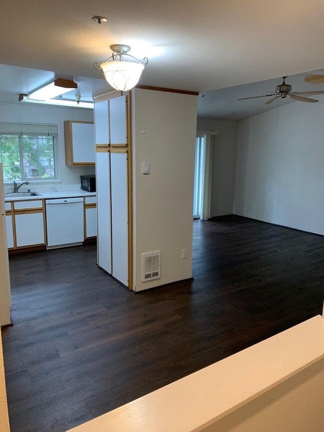 Building Photo - Beautiful 1 bed 1 bath top floor Walkers r...