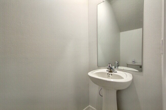 Building Photo - "Charming 3-Bedroom Home with 2.5 Baths in Serene San Antonio, FL Oasis!"