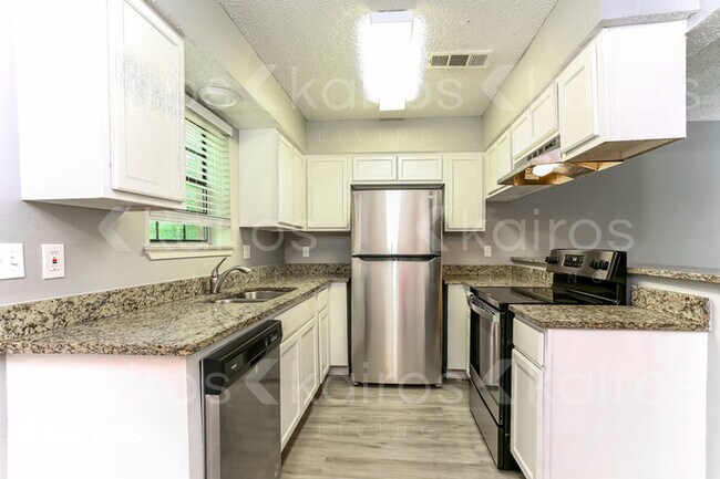 Foto del edificio - 2142 Woodnote