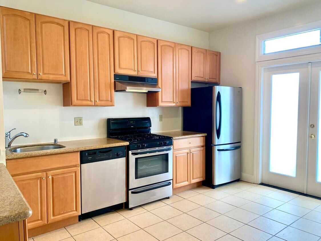 Primary Photo - 645 Natoma St