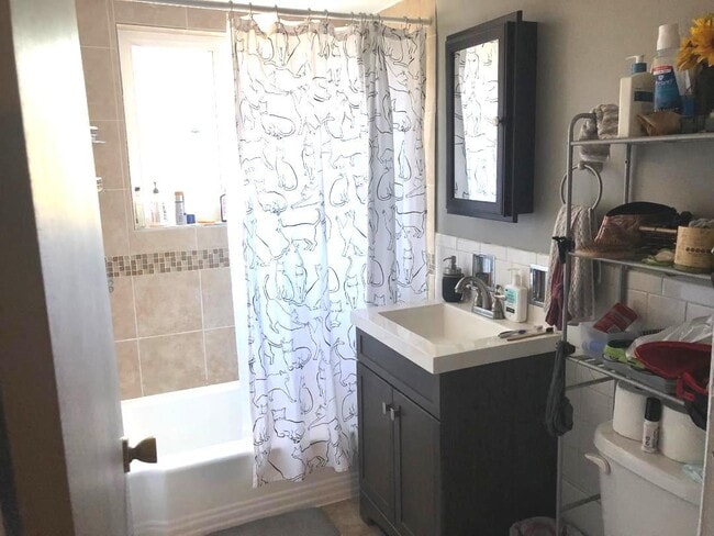 Building Photo - 609 Oakton St