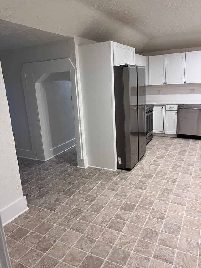 Building Photo - Large renovated 2 bedroom apartment in the...