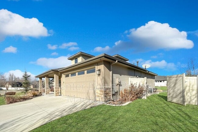 Building Photo - 642 N Opuntia Way