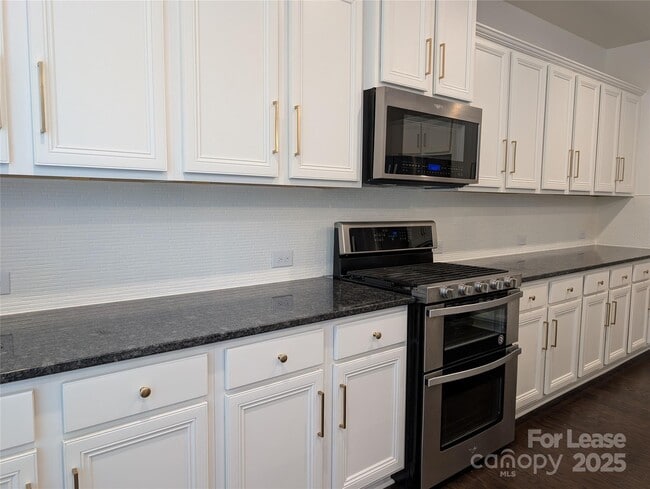 Building Photo - 5906 Fenway Dr