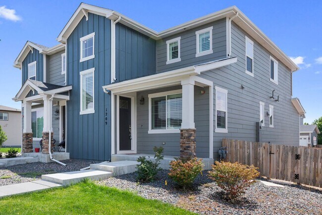Building Photo - Newer Modern Townhome for Rent with privat...