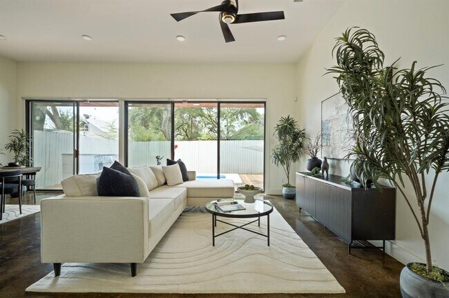 Foto del edificio - 2017 Kinney Ave