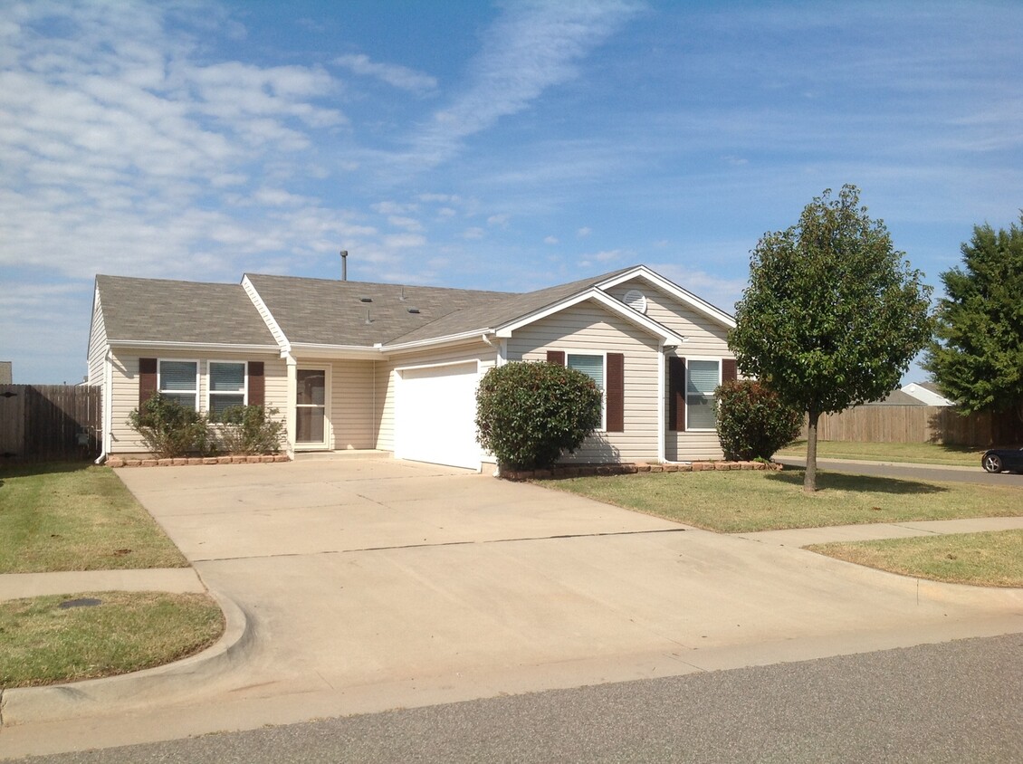 Foto principal - Charming 3-Bedroom Home in Moore Schools D...