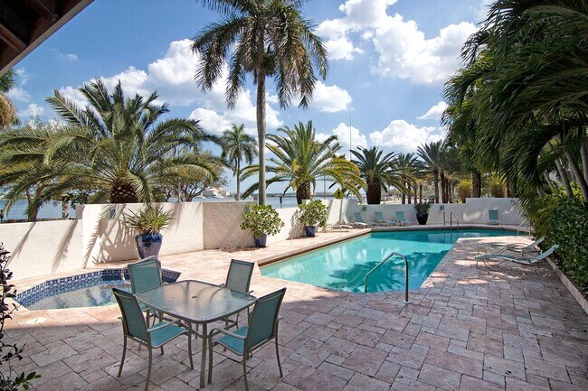 Building Photo - 1617 N Flagler Dr
